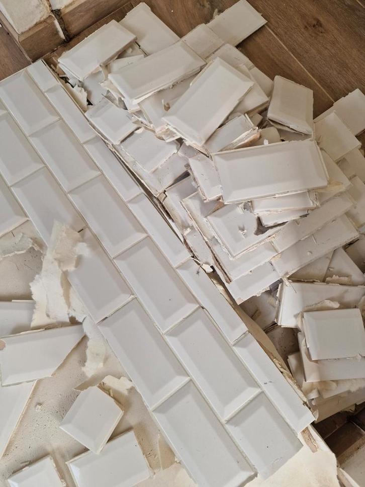 Gratis metrotegels af te halen in Knokke - nog te kuisen, Antiek en Kunst, Antiek | Wandborden en Tegels, Ophalen