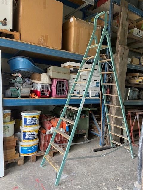 ENTREPÔT À ESCABEAU DE 2,35 M DE HAUTEUR, 2 à 4 mètres, Pliable ou rétractable/escamotable, Comme neuf, Échelle