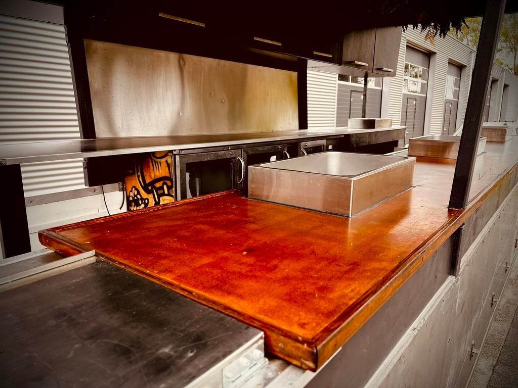 Foodtruck/ foodtrailer met ingebouwde koelingen en barbecues, Zakelijke goederen, Stock en Retail | Verkoopwagens, Ophalen