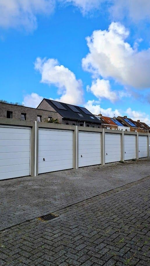 GARAGE te HUUR (Nieuwpoort), Auto diversen, Autostaanplaatsen en Garages