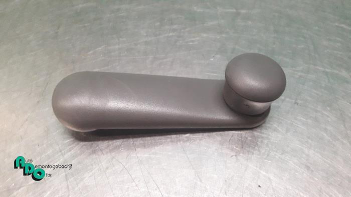 Manivelle de vitre d'un Fiat Multipla, Autos : Pièces & Accessoires, Vitres & Accessoires, Fiat, Utilisé, 3 mois de garantie, Enlèvement ou Envoi