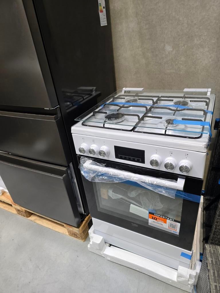 SUPER OFFRE : Nouveau réchaud à gaz Beko avec four — NOUV, Neuf, Gaz, Enlèvement ou Envoi, 4 zones de cuisson