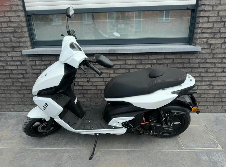 Elektrische Scooter (Nieuwprijs 3675,90€) zie factuur foto, Motoren, Motoren | Overige merken, Particulier, Scooter, 11 kW of minder