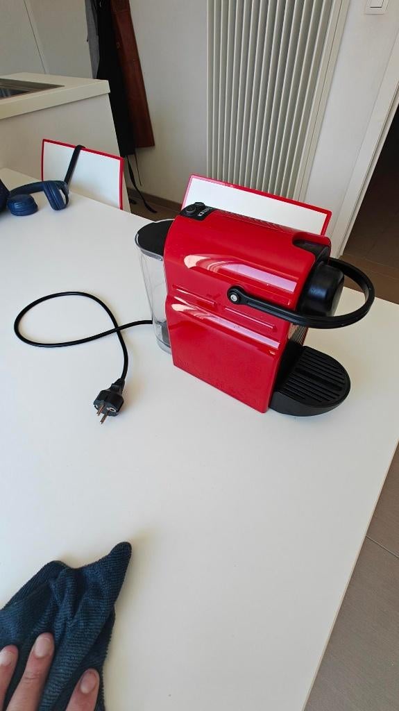 Nespresso Krups Inissia – Rood, Elektronische apparatuur, Koffiezetapparaten, Gebruikt, Koffiepads en cups, Koffiemachine, 2 tot 4 kopjes