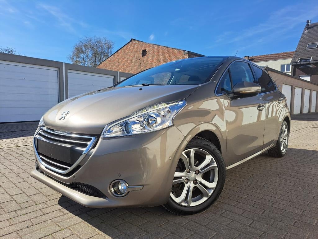Peugoet 208  benzine 125dkm airco sensoren gekeurd, Auto's, Voorwielaandrijving, Stof, Overige kleuren, Handgeschakeld