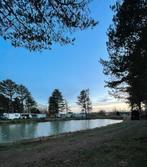 Stacaravan zeer rustig gelegen aan water.