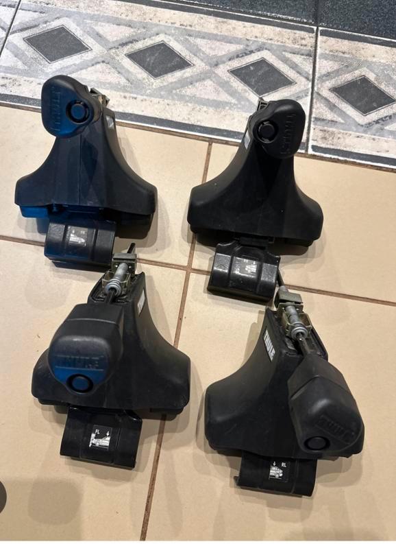 Pack de 4 pieds de barres de toit Thule 750 Rapid System, Autos : Divers, Porte-bagages, Comme neuf, Enlèvement