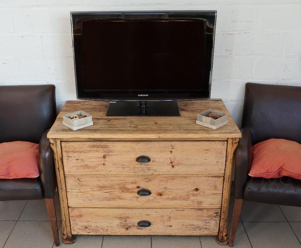 Ancienne commode en pin massif (cèdre), Maison & Meubles, Armoires | Commodes, Utilisé, Pin, Enlèvement ou Envoi