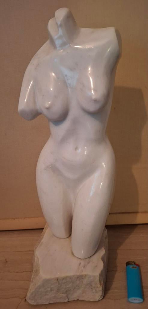 Vrouwentorso in wit marmer, Antiek en Kunst, Kunst | Beelden en Houtsnijwerken, Beeld, Wit, Ophalen of Verzenden