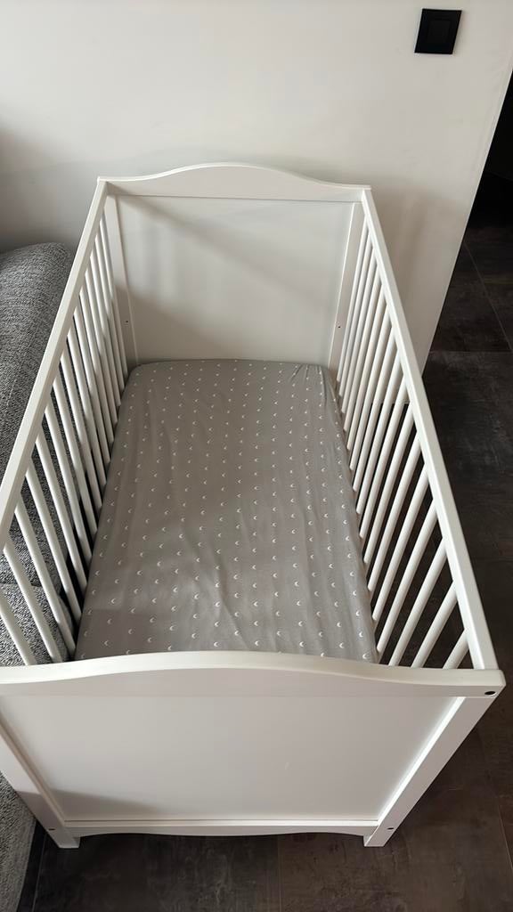 Baby bed te koop + matras, Ophalen, Zo goed als nieuw