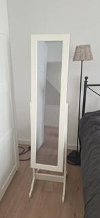 Spiegelkast voor juwelen, Ophalen