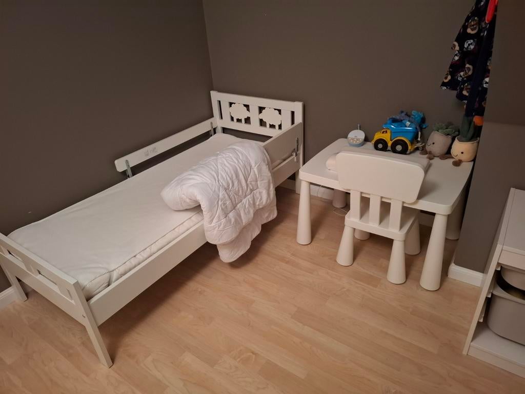 Peuterbed  160cm  ikea+  tafeltje met stoeltje  van ikea, Kinderen en Baby's, Kinderkamer | Bedden, Ophalen, Matras