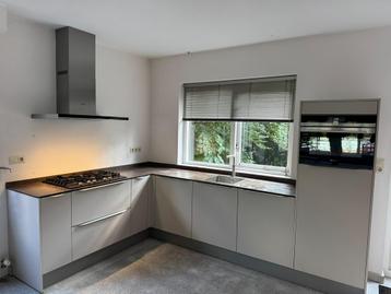 Complete Moderne Hoekkeuken + Apparatuur + GEDEMONTEERD beschikbaar voor biedingen