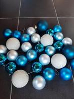 een lot van blauwe-witte en zilveren kerstballen, Gebruikt, Ophalen of Verzenden