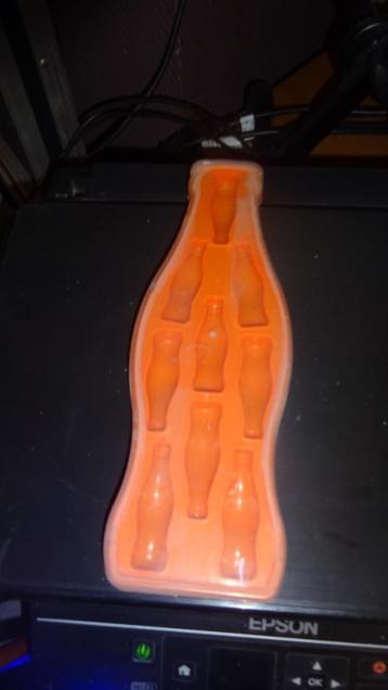 petite bouteille à glaçons beschikbaar voor biedingen