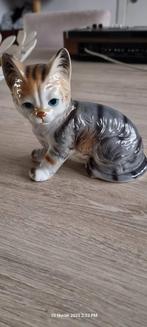 Kat op porselein gesigneerd 16 cm l 15 cm hoog