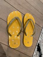 Teenslippers Flamingo Geel/Goud Maat 36, Kleding | Dames, Ophalen of Verzenden, Zo goed als nieuw, Slippers