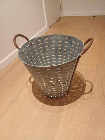 Vintage metalen olijvenmand  beschikbaar voor biedingen