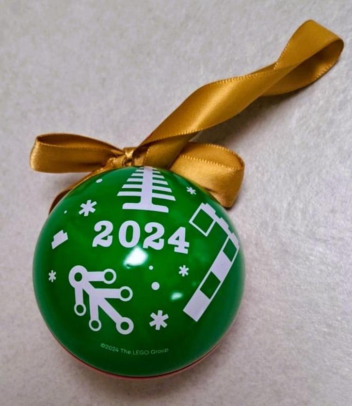 Lego Kerstbal Rood-Groen Limited edition, Diversen, Kerst, Nieuw, Ophalen of Verzenden