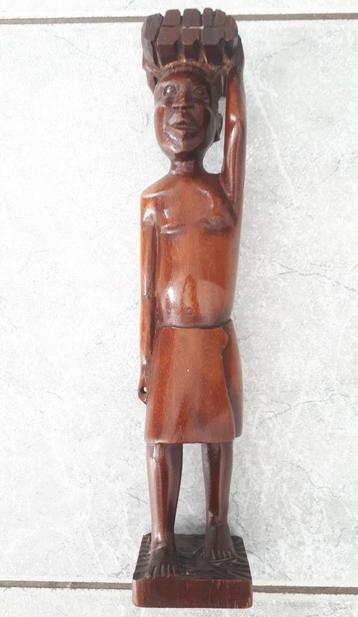 Statue en bois disponible aux enchères