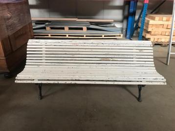 Tuinbank uit gietijzer en hout beschikbaar voor biedingen
