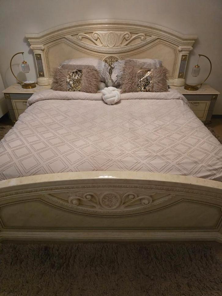 Complete Luxe Slaapkamer Set + Matras, Beige Met Goud, Huis en Inrichting, Slaapkamer | Complete slaapkamers, Zo goed als nieuw