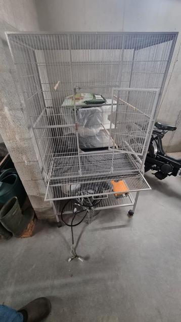 Draadkooi op wielen beschikbaar voor biedingen