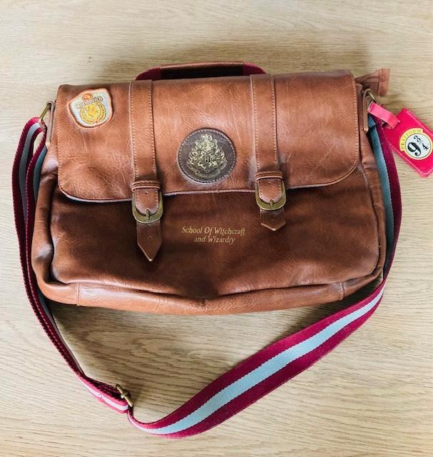 Harry Potter Hogwarts Schoudertas, Handtassen en Accessoires, Tassen | Schoudertassen, Zo goed als nieuw, Overige merken, Bruin