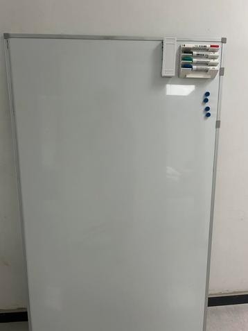 Stevig whiteboard beschikbaar voor biedingen
