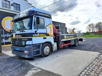 Mercedes vrachtwagen met kraan in goede staat.