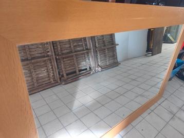 Grote spiegel met houten kader. beschikbaar voor biedingen