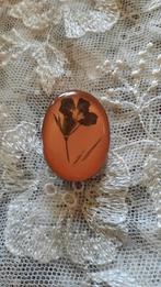 Oude broche resine ingewerkte bloem., Handtassen en Accessoires, Antieke sieraden, Ophalen of Verzenden, Broche