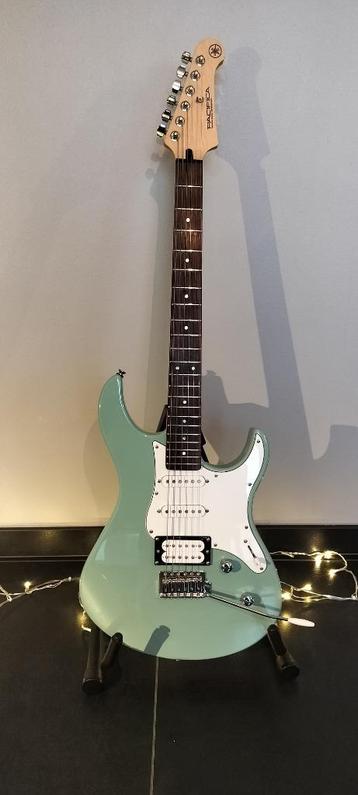 Yamaha Pacifica 112v (sonic blue)