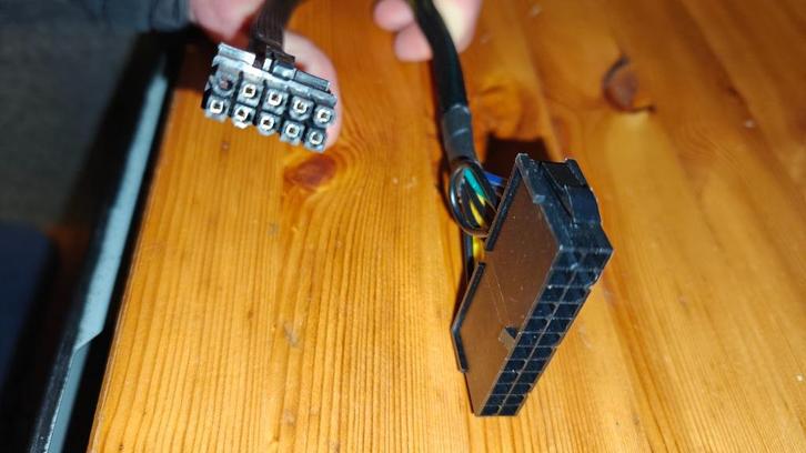 Lenovo ATX 24 pin naar 10 pin PSU adapter, Computers en Software, Interne voedingen, Zo goed als nieuw, Ophalen of Verzenden
