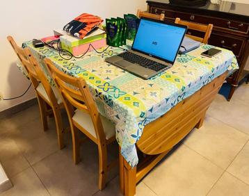 Mooie en stevige houten tafel met twee verlengstukken beschikbaar voor biedingen