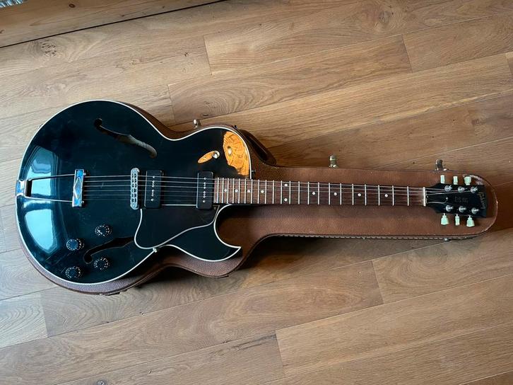 Gibson ES-135 (1995) — Zwart — P-100 — Originele behuizing, Muziek en Instrumenten, Snaarinstrumenten | Gitaren | Elektrisch, Gebruikt