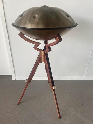 Houten handpan stand met extra verlengstuk te verstellen beschikbaar voor biedingen