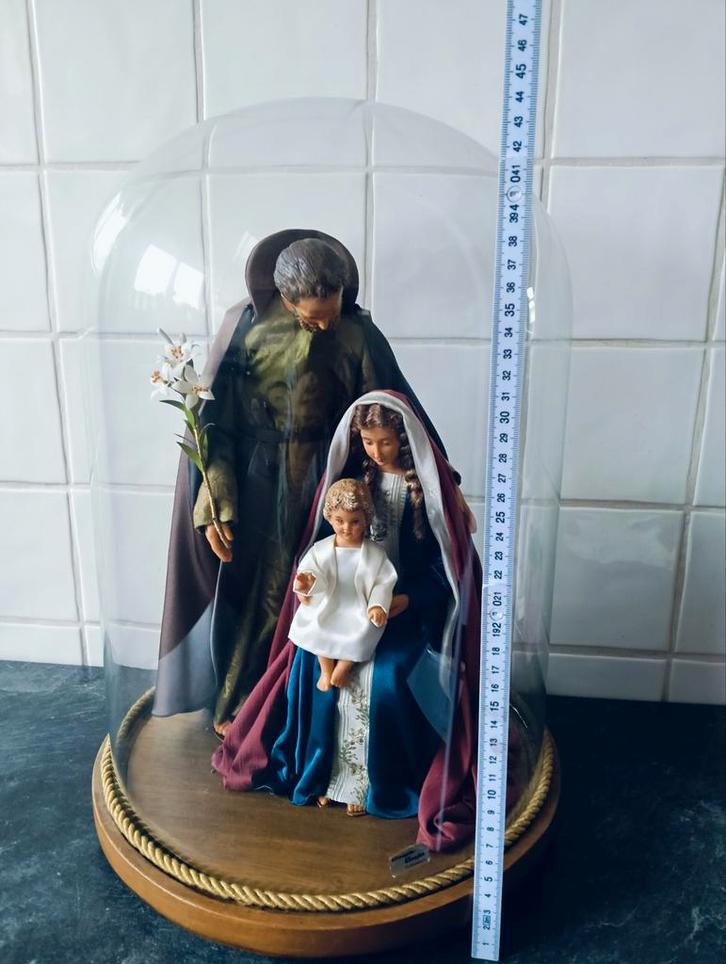 Grote glazen stolp met heilige Familie, Antiek en Kunst, Antiek | Religieuze voorwerpen, Ophalen