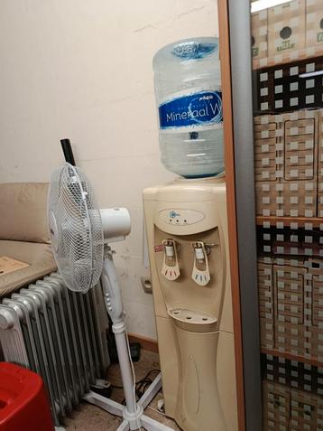 Gratis af te halen water dispenser, koel gedeelte stuk beschikbaar voor biedingen