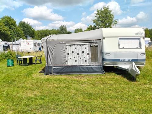 Caravan met voortent op jaarplaats De Gavers, Caravans en Kamperen, Caravans, Particulier, tot en met 4, Treinzit, Fendt, 2 aparte bedden