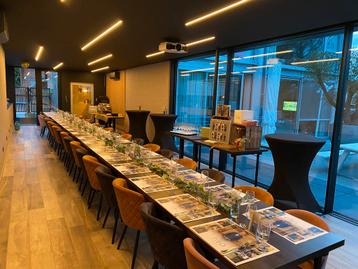 Meubilair horeca 44 velvet stoelen 10 + 5 tafels + stapelrek beschikbaar voor biedingen
