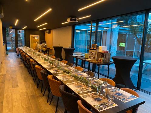 Meubilair horeca 44 velvet stoelen 10 + 5 tafels + stapelrek, Huis en Inrichting, Stoelen, Zo goed als nieuw, Vijf, Zes of meer stoelen