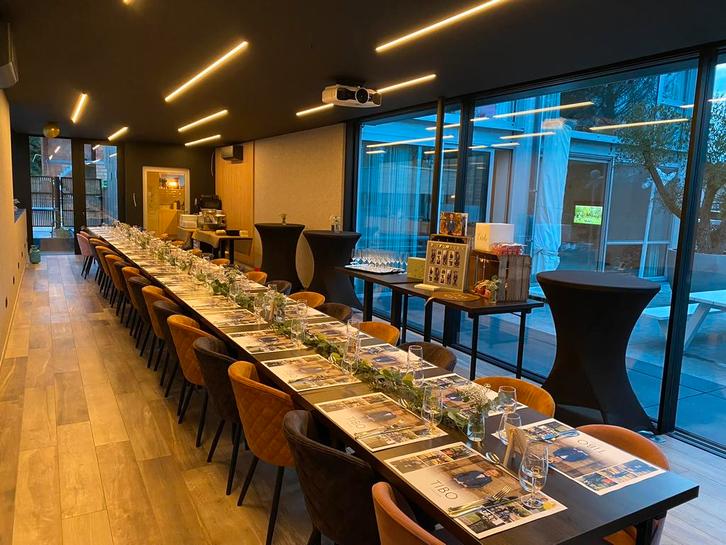 Meubilair horeca 44 velvet stoelen 10 + 5 tafels + stapelrek, Huis en Inrichting, Stoelen, Zo goed als nieuw, Vijf, Zes of meer stoelen