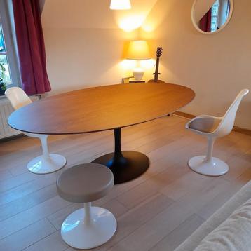 Massive houten tulipe tafels mid-century fauteuils  beschikbaar voor biedingen