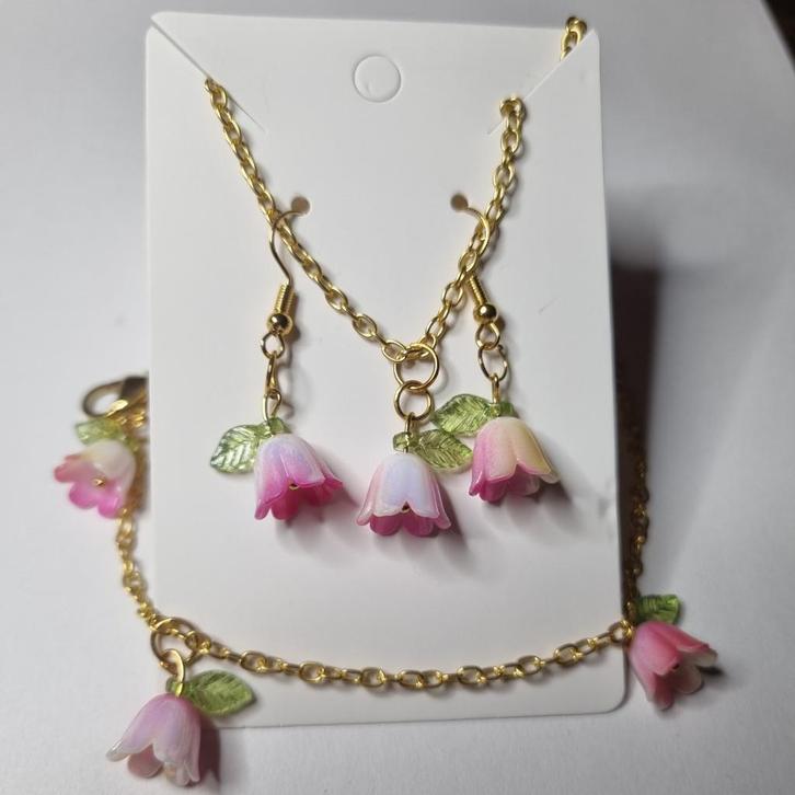 Oorbellen - Set, Handtassen en Accessoires, Oorbellen, Nieuw, Hangers, Goud, Wit, Ophalen of Verzenden