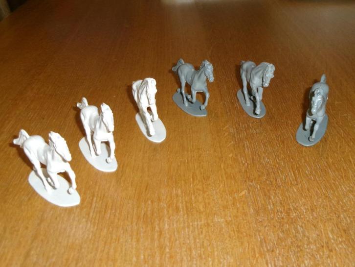 6 chevaux en plastique, Collections, Jouets, Utilisé, Enlèvement ou Envoi