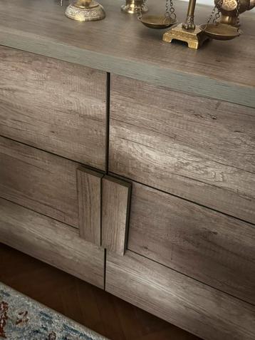Dressoir beschikbaar voor biedingen