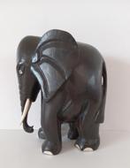 Gros et lourd éléphant en bois lourd. Incrustations d’os., Verzenden