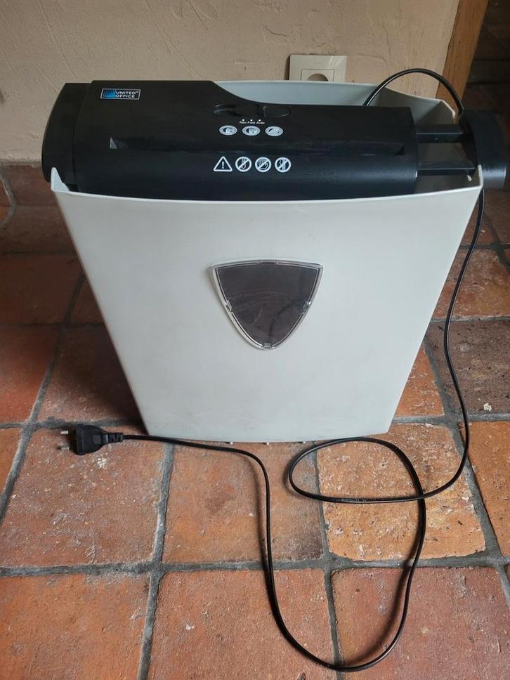 Basic papierversnipperaar, Zakelijke goederen, Kantoor en Winkelinrichting | Kantoorartikelen, Ophalen of Verzenden