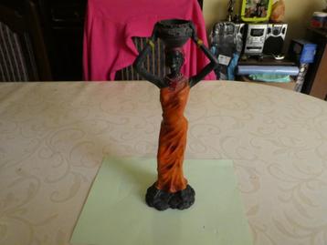 Statue africaine - femme vêtue d'un tissu rouge., Enlèvement